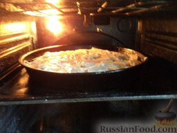 Картошка по-французски: Поставить сковороду в духовку на среднюю полку. Запекается картошка по-французски в разогретой до 180°С духовке 40 минут.