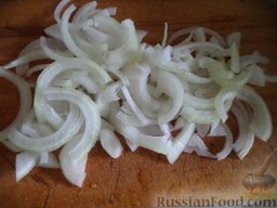 Картошка по-французски: Лук репчатый почистить, помыть и нарезать тонкими полукольцами.