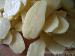 Картошка по-французски: Очищенный картофель нарезать пластинами толщиной 3-4 миллиметра.