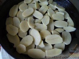 Картошка по-французски: Сковороду без ручки смазать маслом. Выложить половину картофеля на сковороду, посолить.