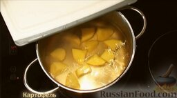 Рассольник с перловой крупой: В кипящий бульон добавить картофель.