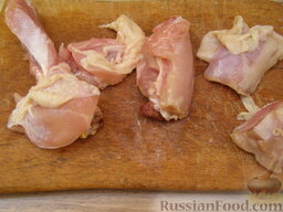 Суп-харчо с курицей: Чтобы приготовить суп харчо из курицы, сперва куриное мясо нарезать и вымыть.