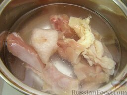 Суп-харчо с курицей: Залить в кастрюле водой, довести до кипения, добавить соль и варить в течение 30-40 минут на среднем огне.