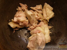 Суп-харчо с курицей: Затем курицу вынуть из бульона, отделить от костей, снять часть жира и переложить все в неглубокую кастрюлю или казан.
