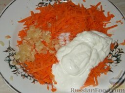 Салат из моркови и чеснока со сметаной: Чеснок смешать с морковью, добавить сметану, посолить.