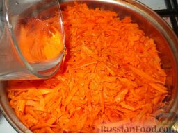 Котлеты морковные: Переложить морковь в кастрюлю, добавить немного воды или молока, закрыть крышкой и припустить до полуготовности. Для этого сначала варить на сильном огне, дождаться пока жидкость закипит, затем огонь уменьшить до среднего и тушить морковь 10-20 минут на среднем огне.    Если крышка закрывает кастрюлю недостаточно плотно, воды может понадобиться больше, так как она будет выкипать. Обязательно следите за этим, чтобы морковь не подгорела!