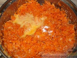 Котлеты морковные: Добавить яйцо и соль, перемешать.    Если морковная масса все еще суховата и плохо лепится, можно добавить еще одно яйцо и снова тщательно перемешать массу.