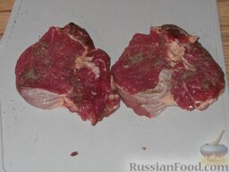Антрекот: Отбивные куски мяса посыпать солью и перцем с обеих сторон (всего 0,25 ч. ложки соли и 0,25 ч. ложки перца).