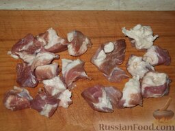 Домашнее жаркое по-украински: Как приготовить жаркое по-домашнему:    Мясо нарезать небольшими кусочками. (размером с половину спичечного коробка).