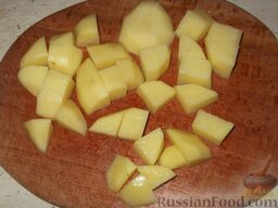 Домашнее жаркое по-украински: Картофель очистить, вымыть, нарезать кубиками со стороной 3-4 см.