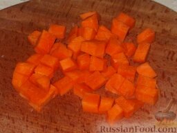 Домашнее жаркое по-украински: Морковь очистить, вымыть, нарезать кубиками со стороной 1 см