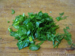 Говядина тушеная с овощами: Зелень помыть и мелко нарезать.