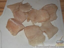 Котлеты из минтая или кальмара: Филе нарезать на куски.