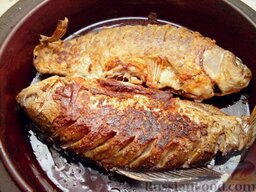 Карась в сметане: Сковороду смазать маслом (10 г), уложить рыбу.