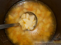 Суп картофельный со щавелем: А когда бульон снова закипит, добавить картофель и варить на среднем огне около 15 минут, почти до готовности.