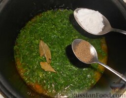 Суп картофельный со щавелем: В кастрюлю добавить лавровый лист для аромата, посолить, поперчить и варить суп с щавелем еще 5 минут на среднем огне до готовности.