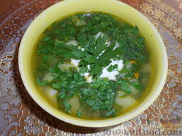 Суп картофельный со щавелем: Подавать суп со щавелем горячим, со сметаной и рубленой зеленью.