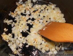 Суп картофельный со щавелем: Выложить лук в сковородку и спассеровать на масле или маргарине на среднем огне в течение 3 минут.