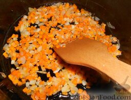 Суп картофельный со щавелем: Затем добавить к луку морковь и жарить еще 3 минуты на среднем огне.