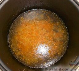 Суп картофельный со щавелем: В кастрюлю влить 1,5 л воды и поставить на большой огонь, довести до кипения. В кипящий бульон или воду положить пассерованные овощи.