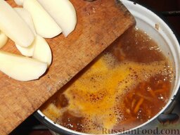 Каурма-шурпа по-узбекски: После чего добавить картофель, нарезанный дольками.