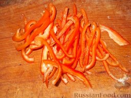 Каурма-шурпа по-узбекски: Перец вымыть, удалить семена, нарезать тонкой соломкой.    Чеснок очистить.