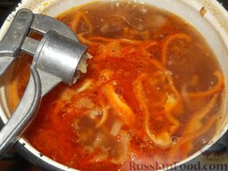 Каурма-шурпа по-узбекски: Через 10-15 минут (за 5 минут до окончания варки) добавить сладкий перец и выдавленный чеснок.  Шурпа по-узбекски должна затем настояться.