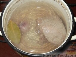Каурма-шурпа по-узбекски: Очистить луковицу.   Воду довести до кипения, снять пену, добавить целую луковицу, лавровый лист, накрыть крышкой и сварить бульон на медленном огне (40 минут).