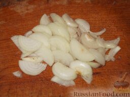 Каурма-шурпа по-узбекски: Очистить лук, нарезать соломкой или полукольцами.
