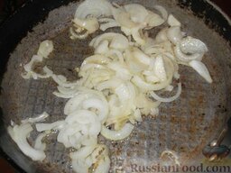Каурма-шурпа по-узбекски: На сковороде разогреть 1 ст. ложку растительного масла. Лук поджарить в разогретом масле до прозрачности (5-7 минут на среднем огне). Отложить.