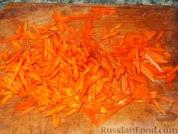 Каурма-шурпа по-узбекски: Морковь очистить, вымыть и нарезать кубиками или соломкой.