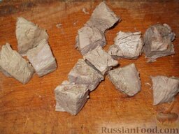 Каурма-шурпа по-узбекски: Мясо вынуть из бульона и нарезать небольшими кусочками.