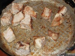 Каурма-шурпа по-узбекски: Разогреть на сковороде 1 ст. ложку растительного масла. Мясо, нарезанное небольшими кусочками, обжарить равномерно до золотистого цвета (10 минут на среднем огне).