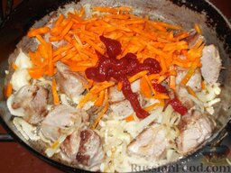 Каурма-шурпа по-узбекски: Смешать с луком, добавить нарезанную кубиками морковь, томат и готовить в течение 5—6 минут.