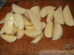 Каурма-шурпа по-узбекски: Картофель очистить, вымыть, нарезать дольками.