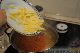 Кулеш украинский: Затем добавить картофель, нарезанный брусочками.