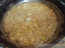 Суп картофельный с вермишелью: Разогреть сковороду, налить растительное масло. В горячее масло выложить коренья и лук. На среднем огне поджарить овощи в масле, помешивая, 2-3 минуты.