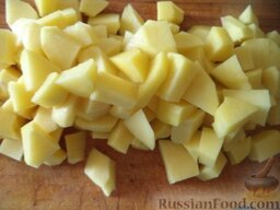 Суп картофельный с вермишелью: Картофель очистить, вымыть, нарезать кусочками.