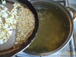 Суп картофельный с вермишелью: Поставить на огонь и вскипятить воду или бульон. Картофель положить вместе с кореньями и луком в кипящий бульон. Довести до кипения.