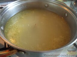 Суп картофельный с вермишелью: Затем добавить соль, перец, лавровый лист и варить еще 12—15 минут.