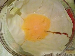 Ленивые голубцы (6 порций): Взять 3 капустных листа. Каждый капустный лист смочить в яйце.