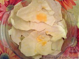 Ленивые голубцы (6 порций): Покрыть фарш капустными листьями(3 шт), смоченными в яйце.