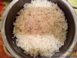 Ленивые голубцы (6 порций): Отварить рис.  Для этого промыть рис, пока вода не станет прозрачной.   Залить рис холодной водой (4 стакана), перемешать, довести до кипения. Посолить (1 щепотка). Варить 10 минут на среднем огне.  Откинуть на дуршлаг, промыть большим количеством воды.
