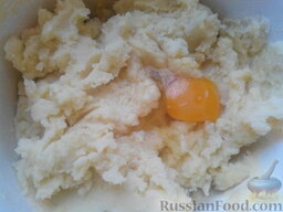 Картофельники: Добавить в картофель яйцо (можно добавить взбитое яйцо).