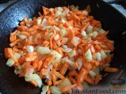 Овощное рагу: В сковороду добавляют масло (1-2 ст. ложки). В горячее масло выкладывают лук и морковь, тушат на среднем огне, помешивая 3-4 минуты.