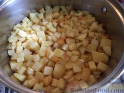 Овощное рагу: Еще через 10 минут - все остальные овощи. Далее картофель.