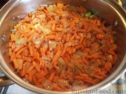 Овощное рагу: А затем морковь с луком.
