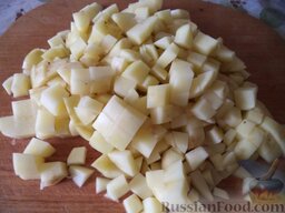 Овощное рагу: Картофель очищают, моют и нарезают мелкими кубиками.