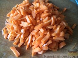 Овощное рагу: Морковь и корень петрушки (по желанию) очищают, моют, режут соломкой.