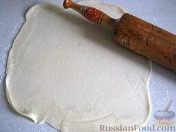 Тесто для чебуреков: Раскатать тесто для чебуреков до толщины 1-2 мм, подсыпая при необходимости муку.